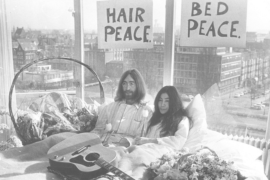 1969年藍儂與太太洋子在風氣相對開放的阿姆斯特丹舉行了著名的「床上和平運動」，也戴上了個人特色十足的小圓框眼鏡。