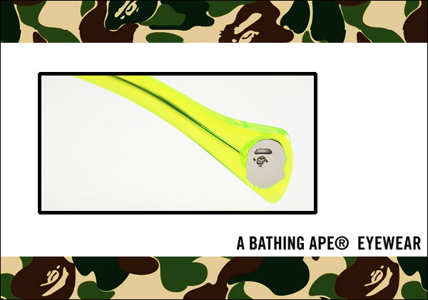 A Bathing Ape EYEWEAR 螢光綠的透明鏡腳外側鑲有銀色的人猿頭標誌，小小細節也不馬虎
