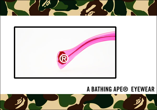 A Bathing Ape EYEWEAR 螢光粉的透明鏡腳，內側擁有R標誌